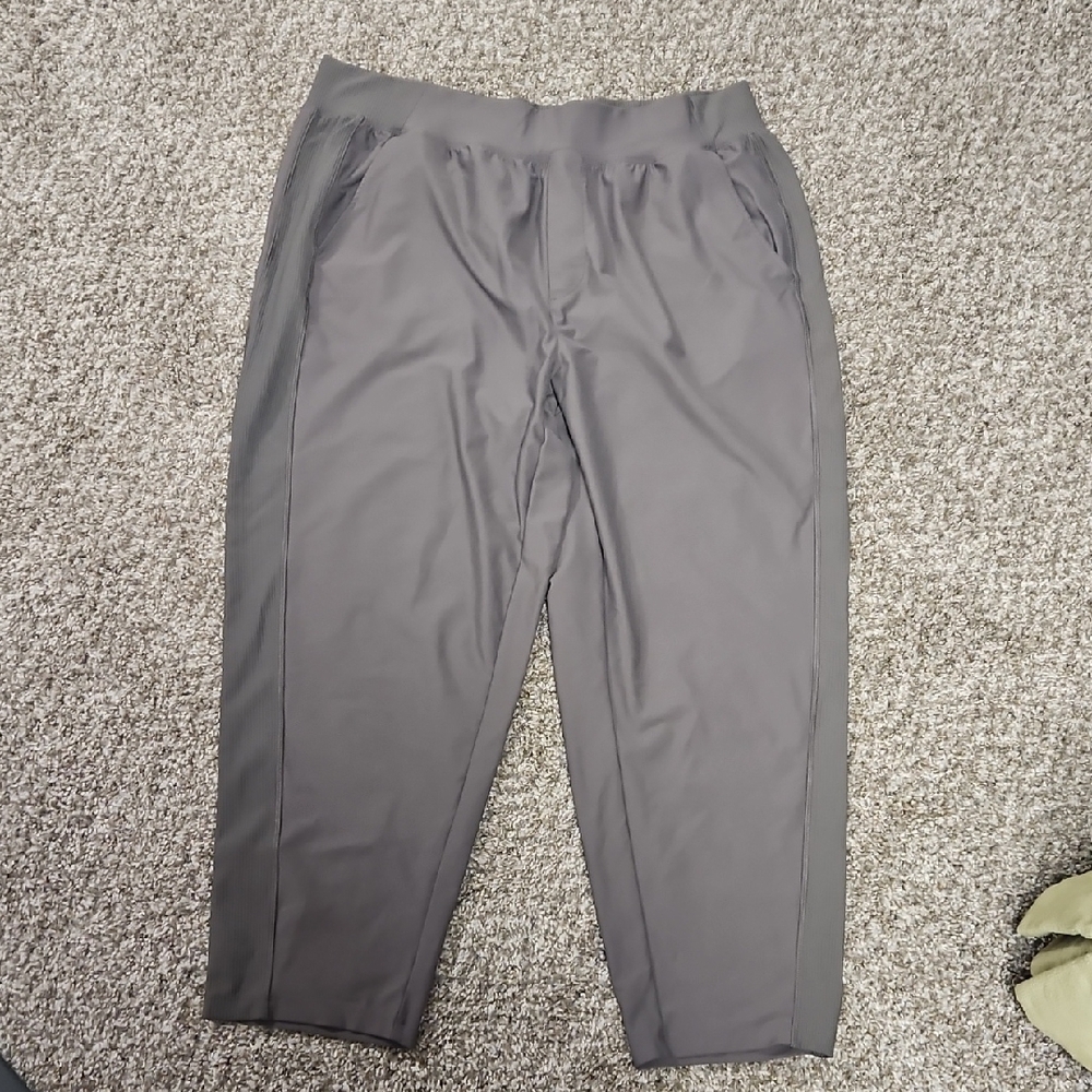 Old Navy Powersoft Cropped Pants, Green/grey